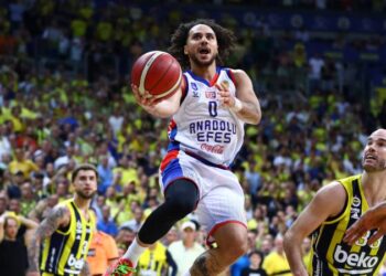 Anadolu Efes son saniyede Fenerbahçe Beko'yu devirdi; seriyi 2-1'e taşıdı