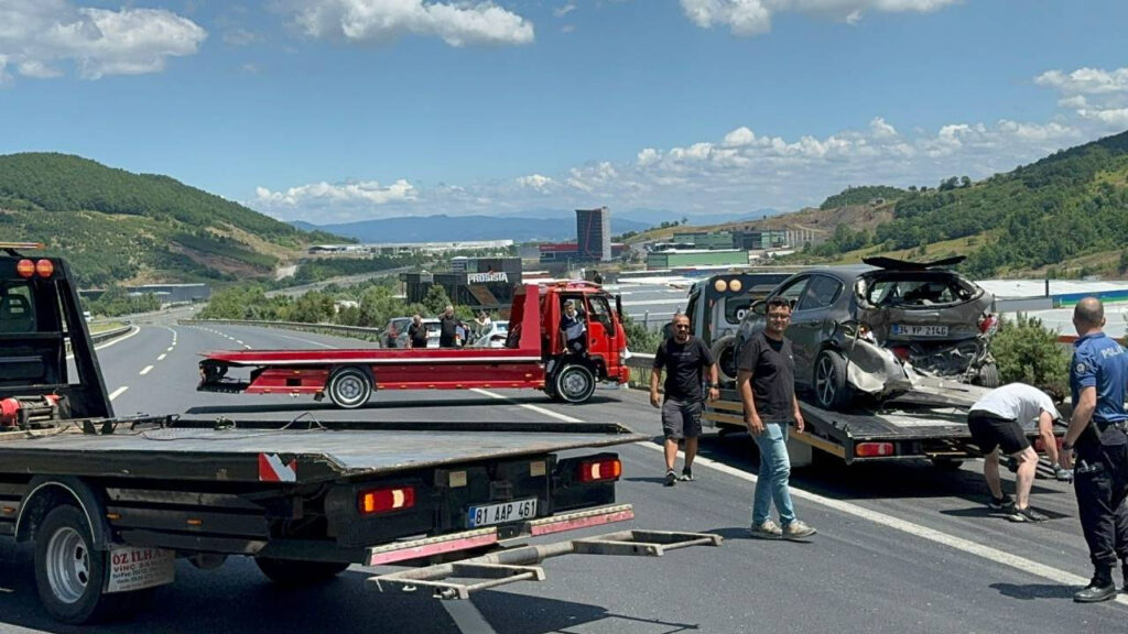 Anadolu Otoyolu'nda zincirleme kaza! 6 kişi yaralandı