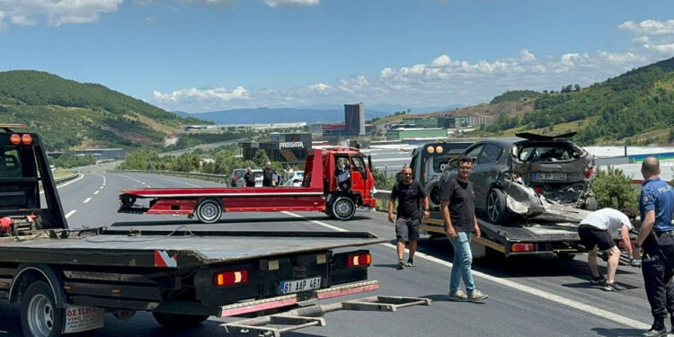 Anadolu Otoyolu'nda zincirleme kaza! 6 kişi yaralandı