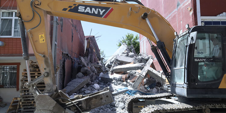 Arnavutköy İmrahor'da yıkım kararı, yıkımdan bir gün önce geldi: Oylarımızı aldılar, evlerimizi yıktılar