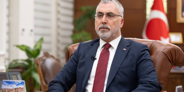 ''Asgari ücrete zam yok'' diyen Bakan Işıkhan'a 29 bin lira, Mehmet Şimşek'e 49 bin lira zam