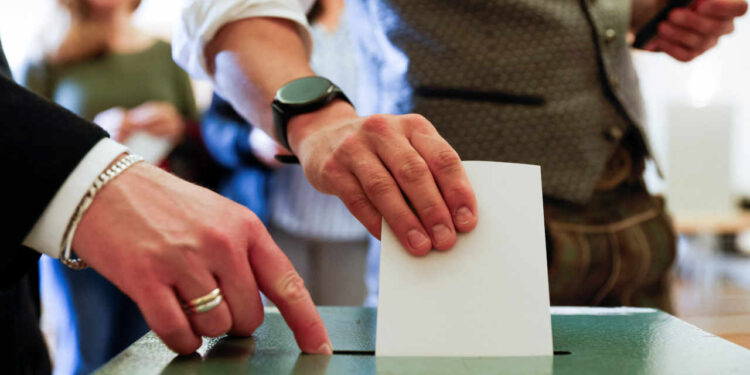 Avrupa nefesini tuttu: 21 ülke Avrupa Parlamentosu seçimleri için sandık başında