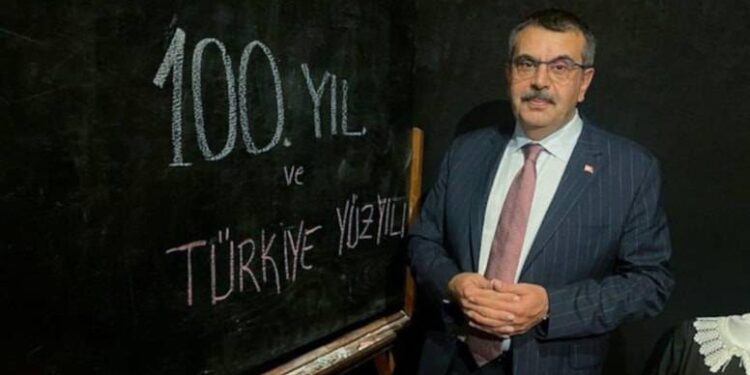 Bakan Tekin hakkında "Görevi kötüye kullanma" ve "Anayasayı ihlal" gerekçesiyle suç duyurusu