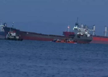 Bakırköy açıklarında kuru yük gemisi karaya oturdu