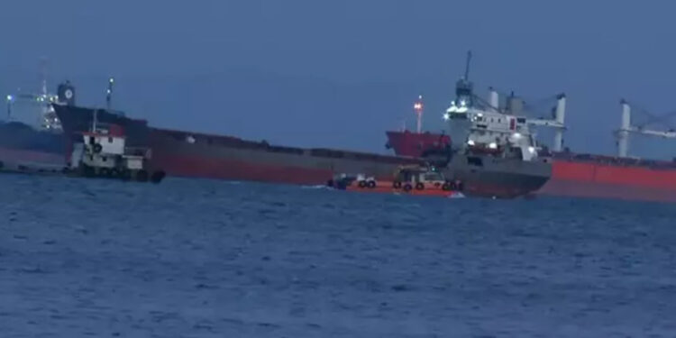 Bakırköy açıklarında kuru yük gemisi karaya oturdu