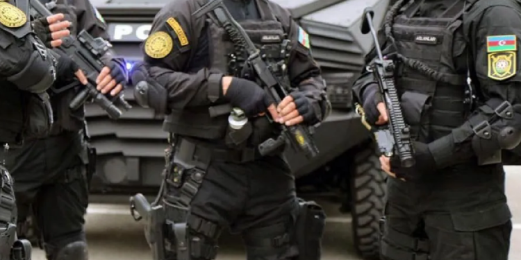 Bakü'de bir kişi polisle çatıştı: 3'ü polis 4 kişi hayatını kaybetti