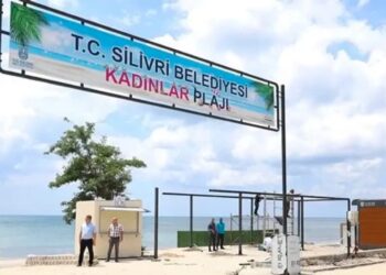 Balcıoğlu'ndan "kadın plajı" eleştirilerine yanıt: Burası özgür bir ülke