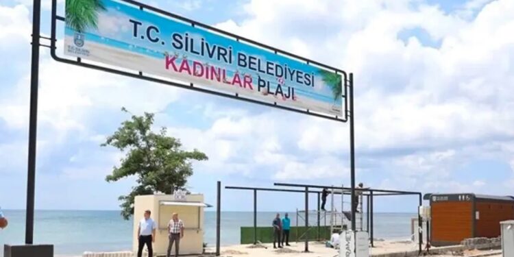 Balcıoğlu'ndan "kadın plajı" eleştirilerine yanıt: Burası özgür bir ülke