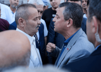 Bayram namazı çıkışı yurttaşla CHP lideri Özel arasında 'Hamas' tartışması: 'İspanya Filistin'i benim mektubumla tanıdı'