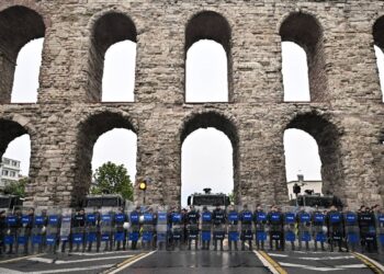 "Bayrama ailelerimizden ve arkadaşlarımızdan ayrı girmek zorunda bırakıldık"