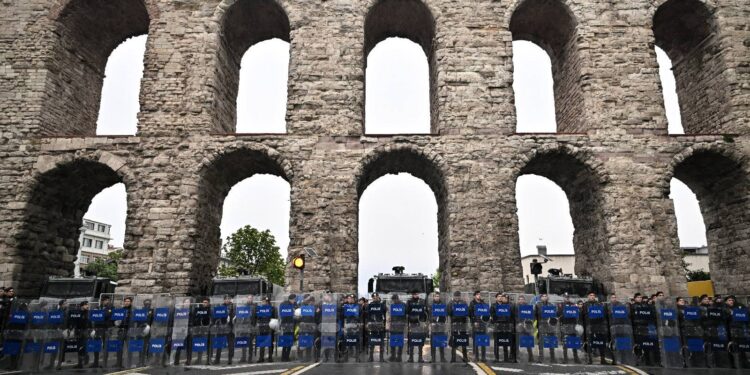 "Bayrama ailelerimizden ve arkadaşlarımızdan ayrı girmek zorunda bırakıldık"