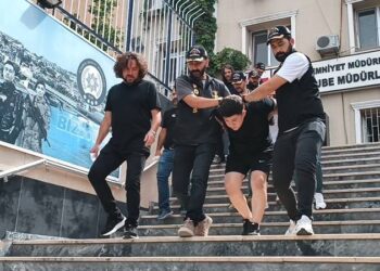 Beni zorla Kur'un kursuna gönderdi, bu yüzden annem Çin'de hapis yatıyordu