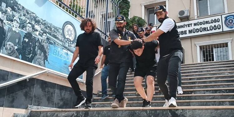 Beni zorla Kur'un kursuna gönderdi, bu yüzden annem Çin'de hapis yatıyordu