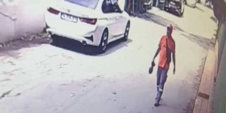 Beş milyonluk çantayı bulan temizlik görevlisine 100 dolar hediye