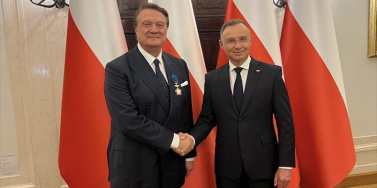 Beşiktaş Başkanı Hasan Arat'a Polonya'da üstün liyakat madalyası