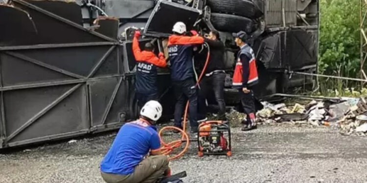 Bitlis’te kamyonla yolcu otobüsü çarpıştı: 2 ölü, 30 yaralı