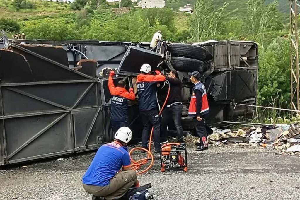 Bitlis’te yolcu otobüsü TIR’la çarpıştı: 2 ölü, 4’ü ağır 30 yaralı