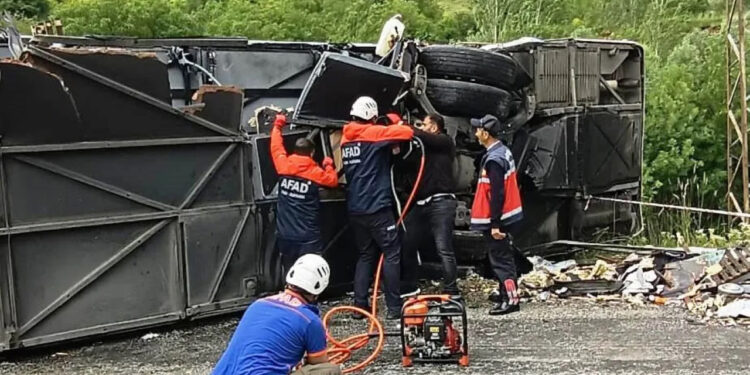 Bitlis’te yolcu otobüsü TIR’la çarpıştı: 2 ölü, 4’ü ağır 30 yaralı