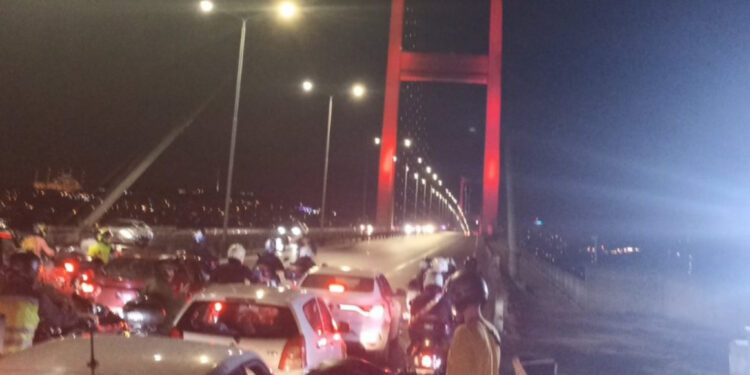 Boğaz Köprüsü çift yönlü olarak trafiğe kapatılmıştı; SMA eylemi olduğu açıklandı