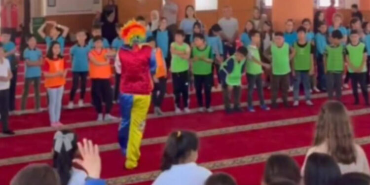 ÇEDES hız kesmiyor... Camide palyaçolu kültür şenliği!