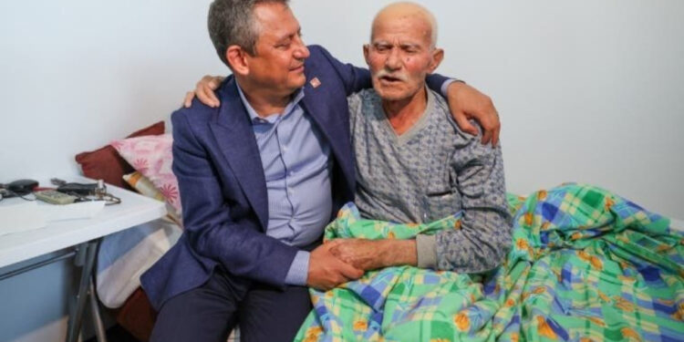 CHP lideri Özgür Özel, en yaşlı CHP üyesini ziyaret etti