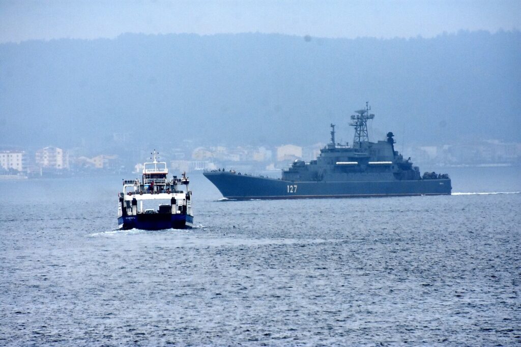 Çanakkale Boğazı, gemi trafiğine tek yönlü kapatıldı