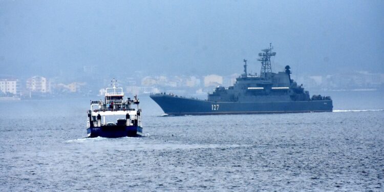 Çanakkale Boğazı, gemi trafiğine tek yönlü kapatıldı