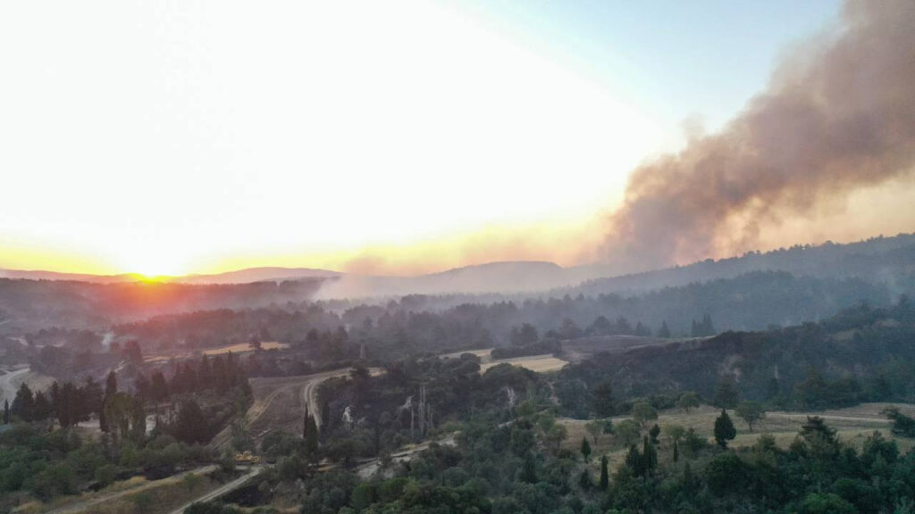 Çanakkale'de anız yangını ormana sıçradı: 14 saattir sürüyor