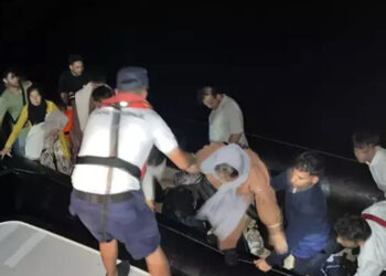 Çeşme açıklarında 59 kaçak göçmen yakalandı