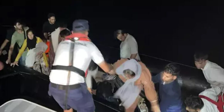 Çeşme açıklarında 59 kaçak göçmen yakalandı