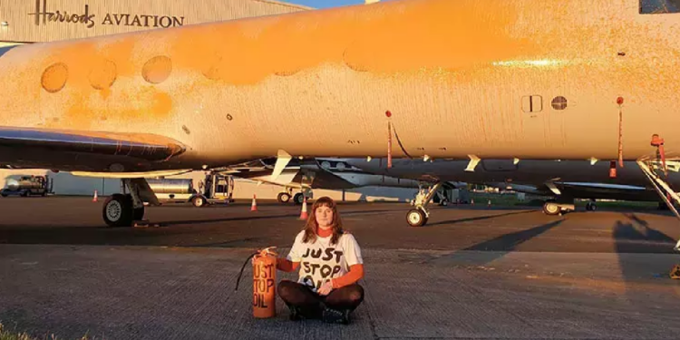 Çevrecilerden iki özel jete turuncu boyayla saldırı