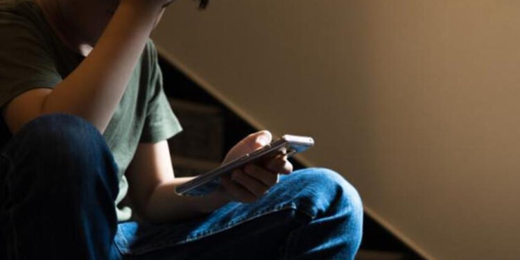 Çocuklar siber zorbalık tehdidi altında
