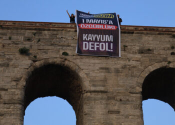 DEM Parti milletvekillerinden Bozdoğan Kemeri’ne ‘kayyım defol’ pankartı