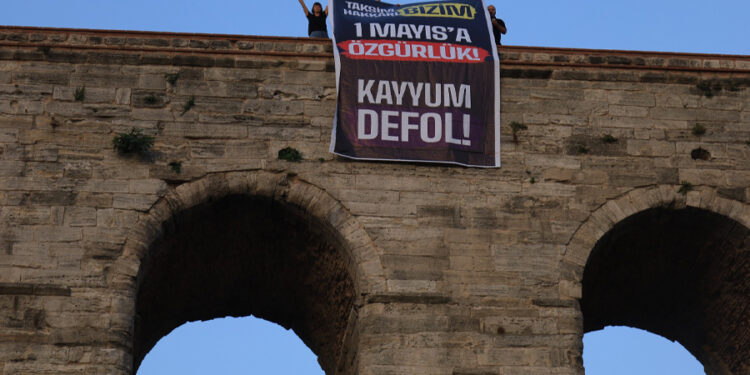 DEM Parti milletvekillerinden Bozdoğan Kemeri’ne ‘kayyım defol’ pankartı