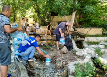 Damacana su fiyatları yüzde 100 artınca vatandaşlar membada kuyruk oldu