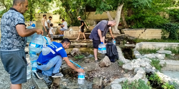 Damacana su fiyatları yüzde 100 artınca vatandaşlar membada kuyruk oldu