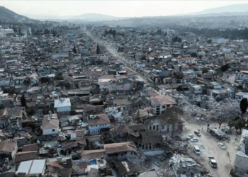 Depremde 19 kişinin hayatını kaybettiği binanın bodrumunda açılan pencere, binanın temeline zarar vermiş