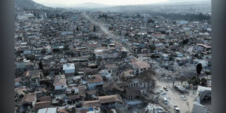 Depremde 19 kişinin hayatını kaybettiği binanın bodrumunda açılan pencere, binanın temeline zarar vermiş