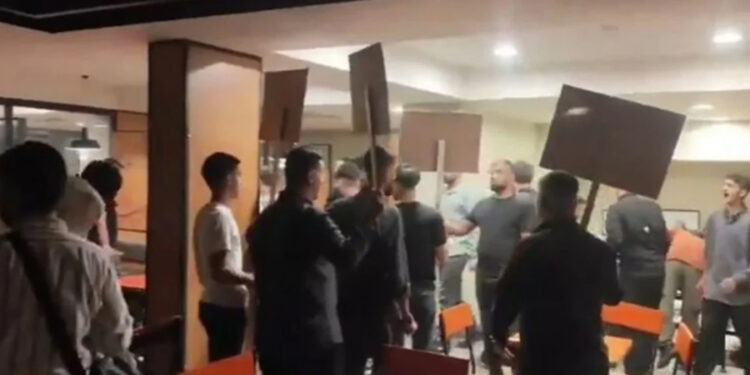 Diyarbakır’da Burger King baskını: ‘Çalışanlar linçten zor kurtuldu, polisler saldırganlara müdahale etmedi’