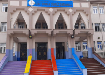 Diyarbakır’da kız öğrenci, okul önünde bıçaklandı