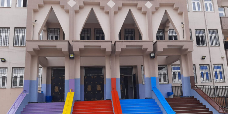 Diyarbakır’da kız öğrenci, okul önünde bıçaklandı