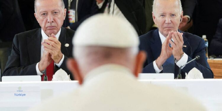 Dondurulmuş Rus varlıklarına el atmasıyla tarihe geçen G7 zirvesine katılan Erdoğan, Biden'la yan yana