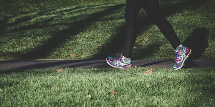 Düzensiz adımlarla yürüyüş, kalori yakımını artırıyor