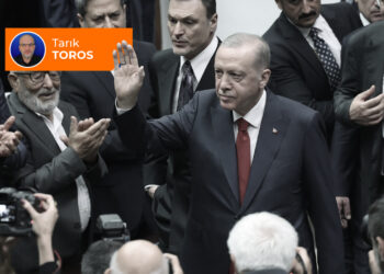 Ekonomiyle birlikte iktidar da çöküyor 