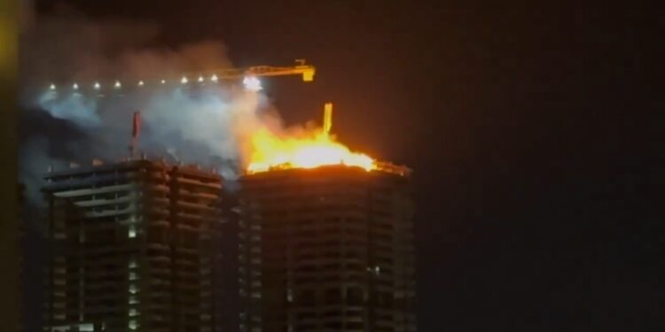 Erbil'de rezidans inşaatında büyük yangın