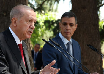 Erdoğan, İspanyol gazetecinin 'Kavala ve Demirtaş' sorusuna çıldırdı: Başını sallama!