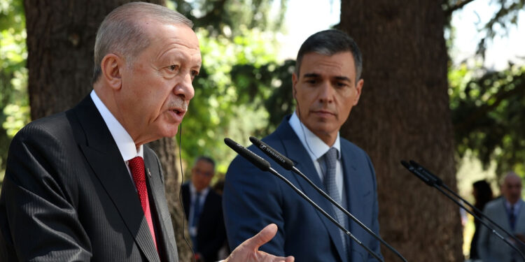 Erdoğan, İspanyol gazetecinin 'Kavala ve Demirtaş' sorusuna çıldırdı: Başını sallama!