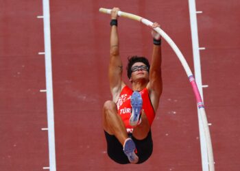 Ersu Şaşma sırıkla atlamada madalya kazandı