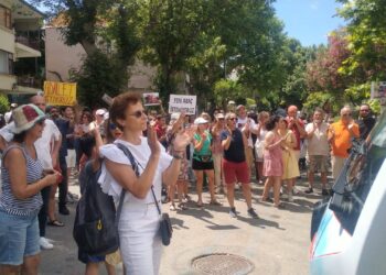 Eşkıyalık bu, Büyükşehir Belediyesi'nin önüne gidin