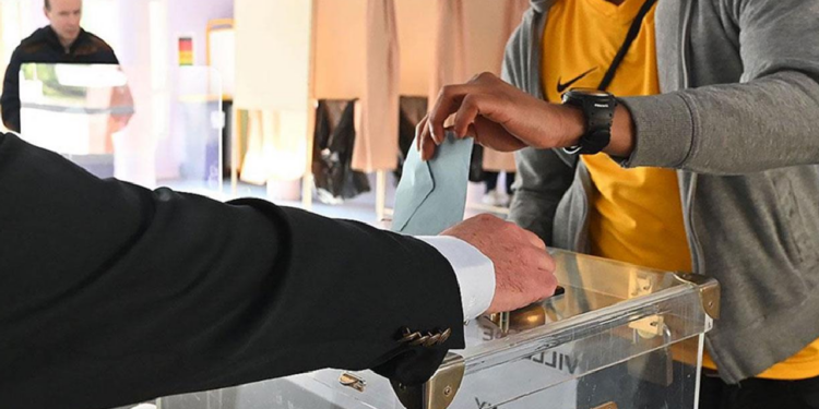 Fransa erken seçimin ilk turu için sandık başında